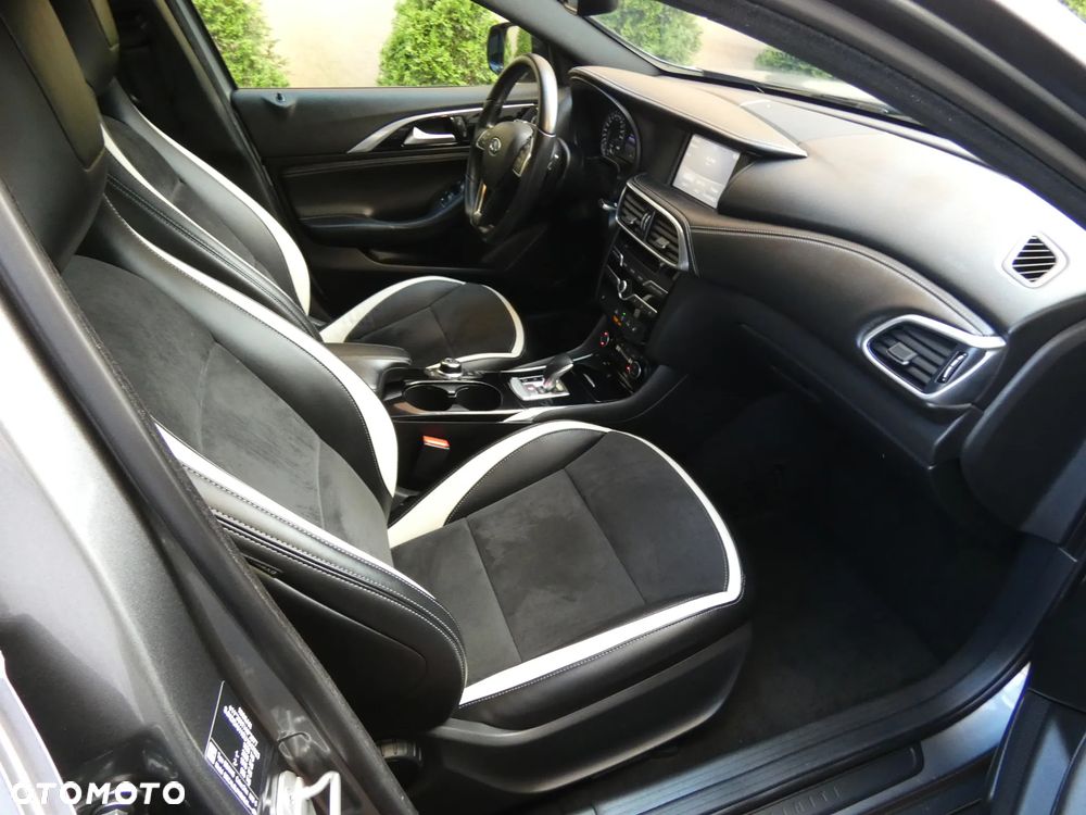 Infiniti Q30 1.6t Premium Tech 7DCT - 30