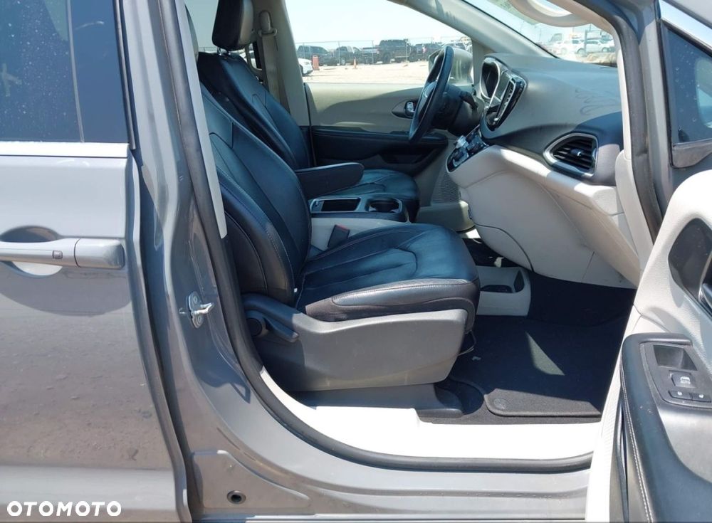 Chrysler Pacifica - 9