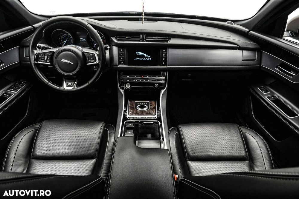 Jaguar XF 20d RWD E-Performance R-Sport - 8