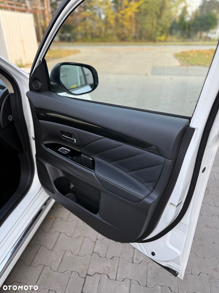 Mitsubishi Outlander PHEV Instyle NAVI + - 31