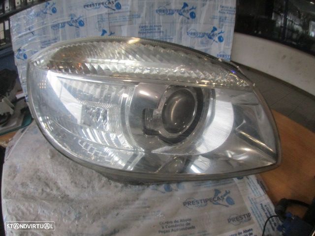 Farol Far1585  SKODA FABIA 2 2007 1.4I 85CV 5P AMARELO DRT H7 HELLA Apoio Danificado - 1
