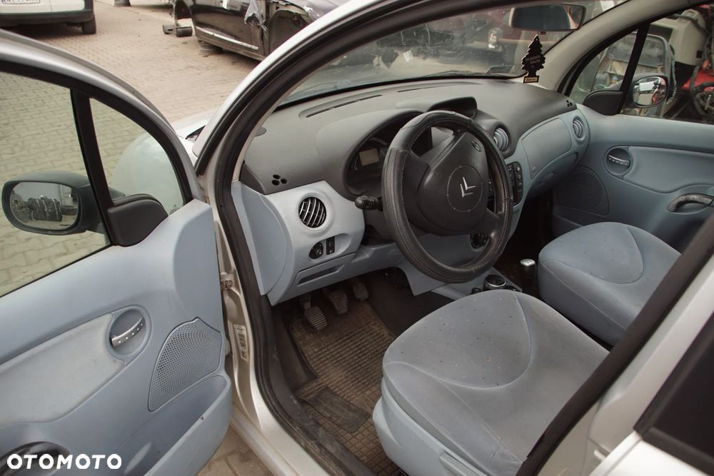 Auto na części - Citroen C3 I 1.4 73 KM KFV 20CQ09 EZR 2003R Silnik Skrzynia Drzwi Maska Błotnik Klapa Zderzak Lampa Lusterko Klamka Szyba Deska Kokpit Sterownik Moduł Czujnik Licznik Panel Wyświetlacz Kierownica - 9