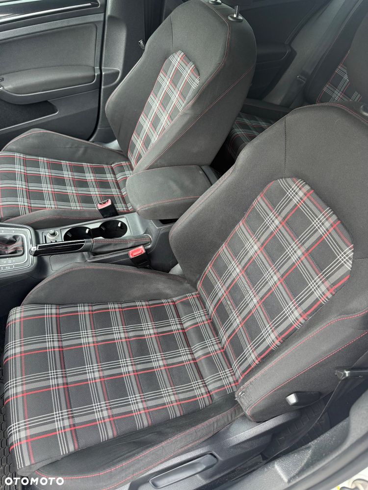 Volkswagen Golf - 10