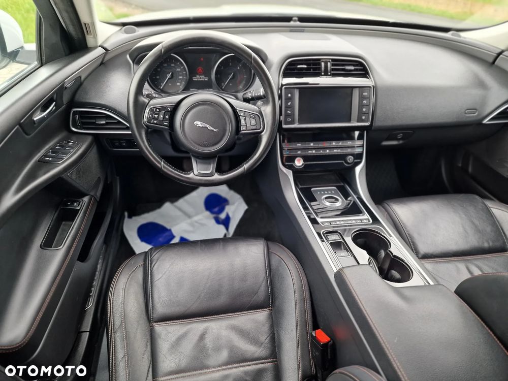 Jaguar XE 20d AWD R-Sport - 19