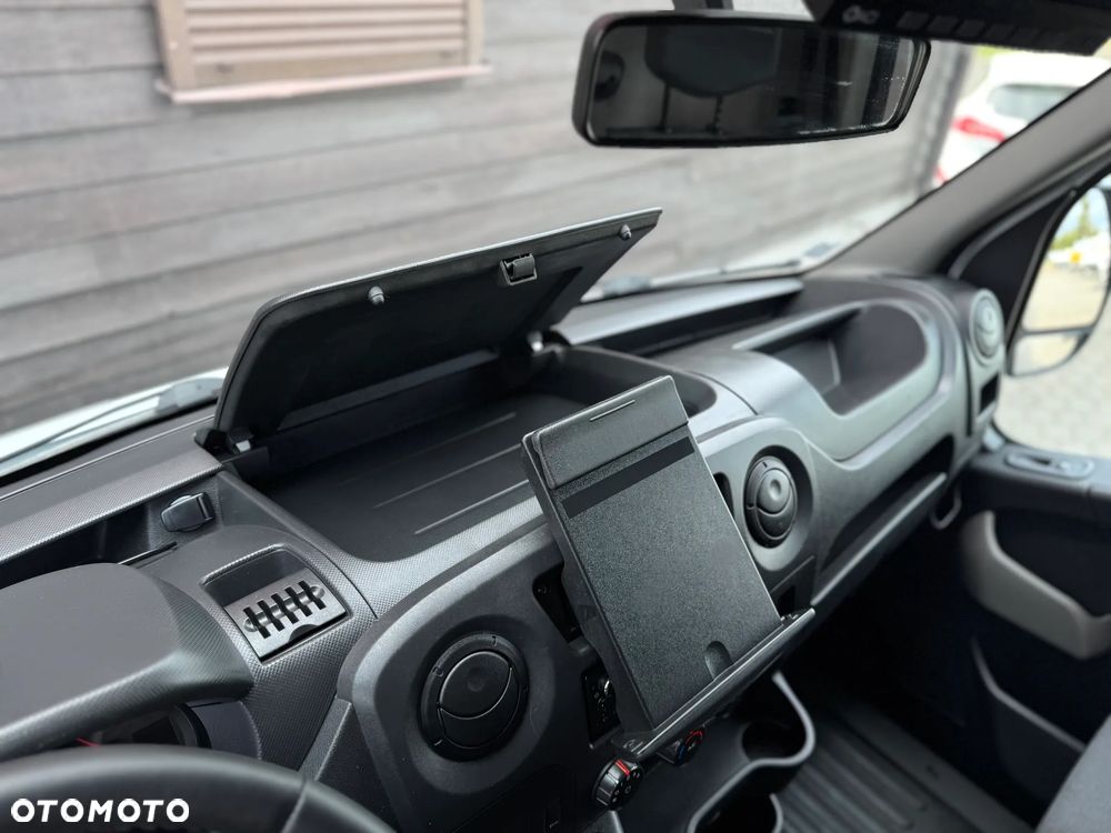 Renault MASTER KONTENER Niskopodwoziowy! Webasto!! Pod Food Truck!  * Auto Kupione w ASO Renault * Gwarancja  *  2,3 145Km * Bardzo oszczędny i dynamiczny silnik * 6-cio Stopniowa Skrzynia Biegów * System Extended Grip *  Lusterko Wide View *  Klimatyzacja * Tempomat * MP3 * Bluetooth * USB * - 33