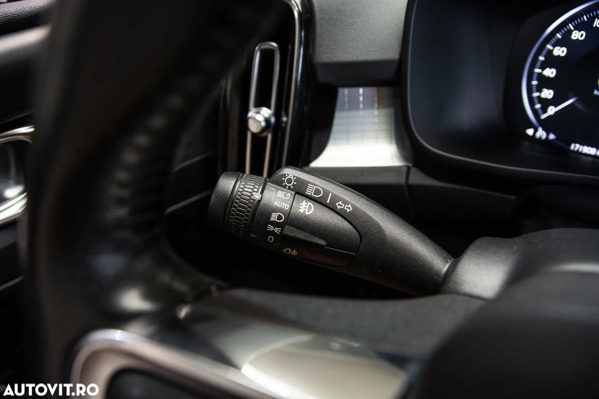 Volvo XC 40 D3 AWD Momentum - 28