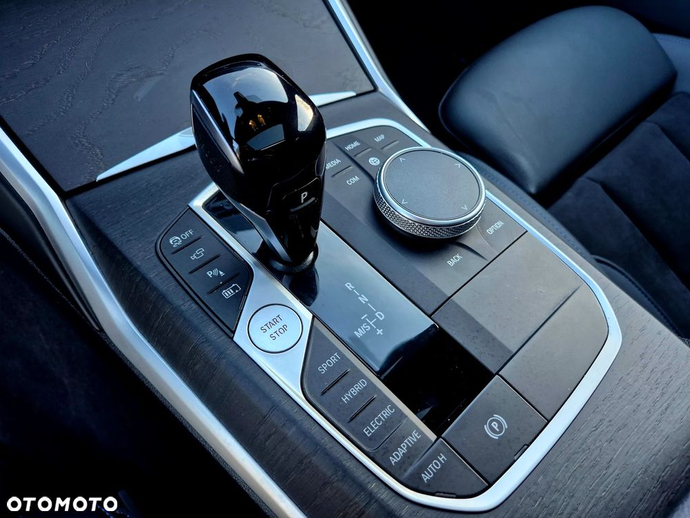 BMW Seria 3 330e M Sport - 25