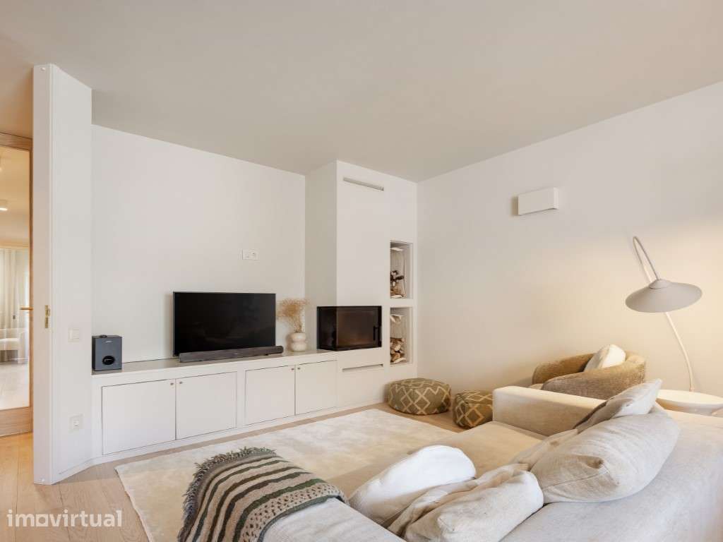 Andar de Moradia V4 Duplex de 2 Frentes Totalmente Remodelada junto... - Grande imagem: 4/30