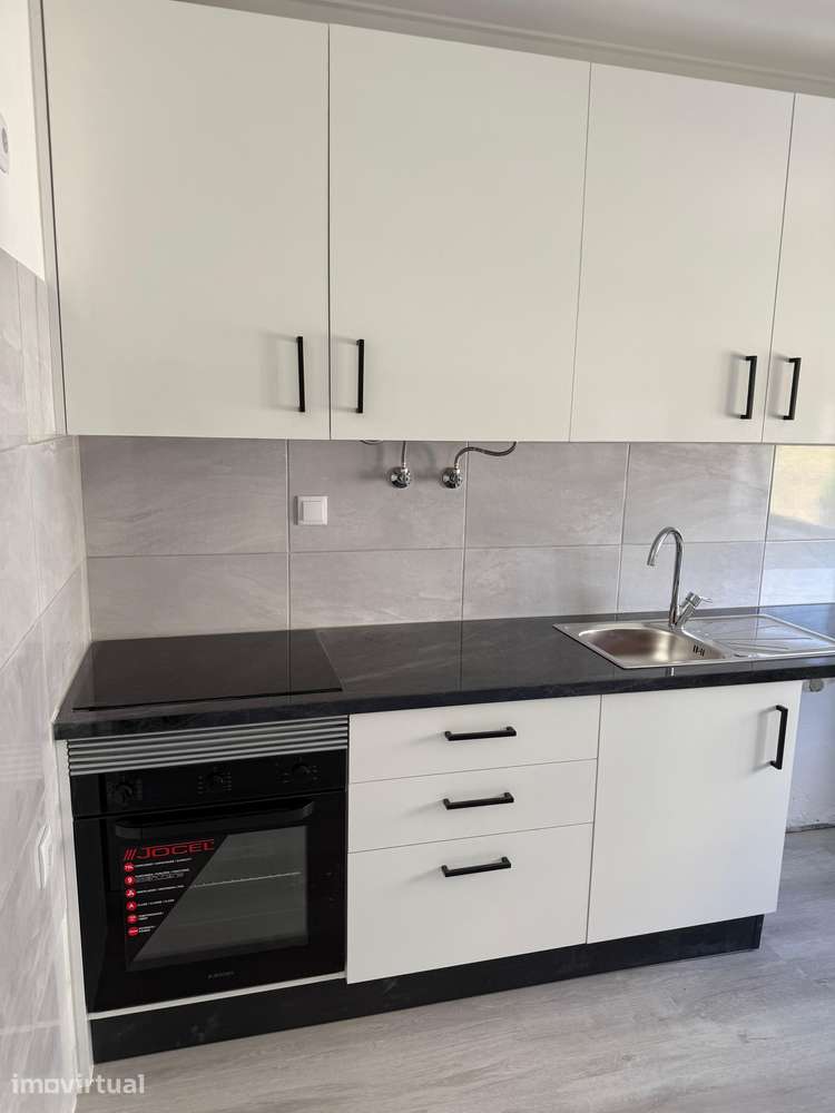 Arrendo T2 Remodelado com 3 assoalhadas no Carregado - Grande imagem: 2/10