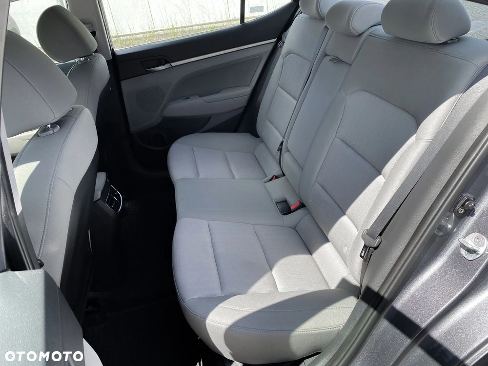 Hyundai Elantra 1.6 Comfort - 16