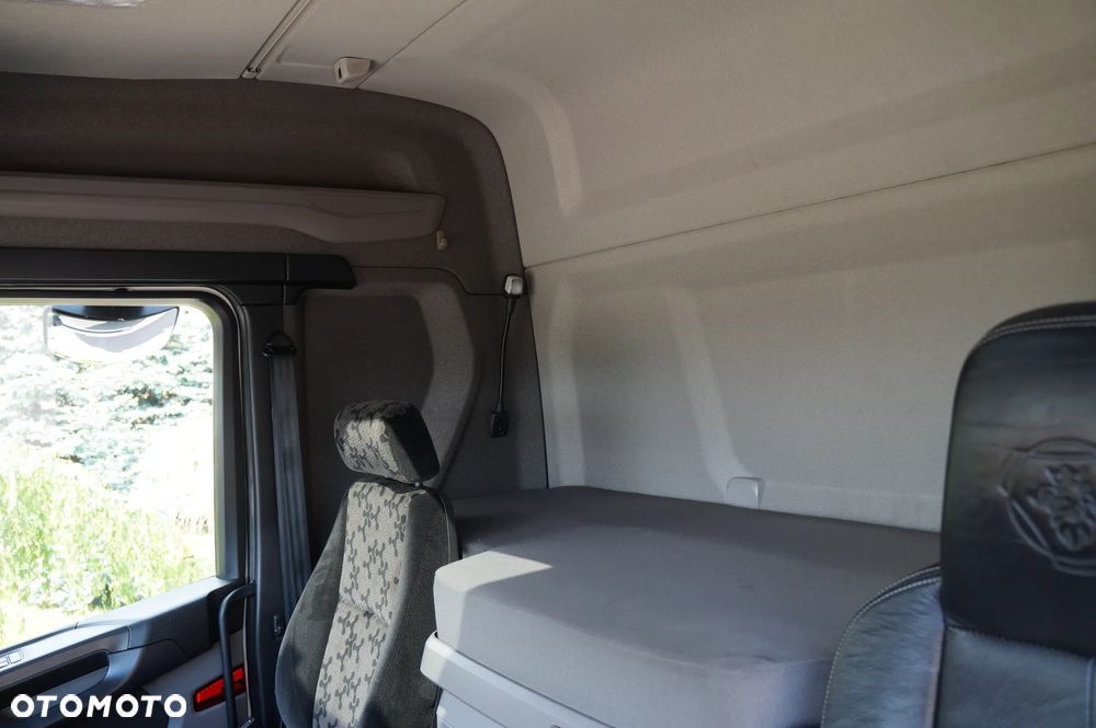 Scania P 450 6x2 CHŁODNIA KONTENER 8.45 m 21 PALET OŚ SKRĘTNA WINDA - 21
