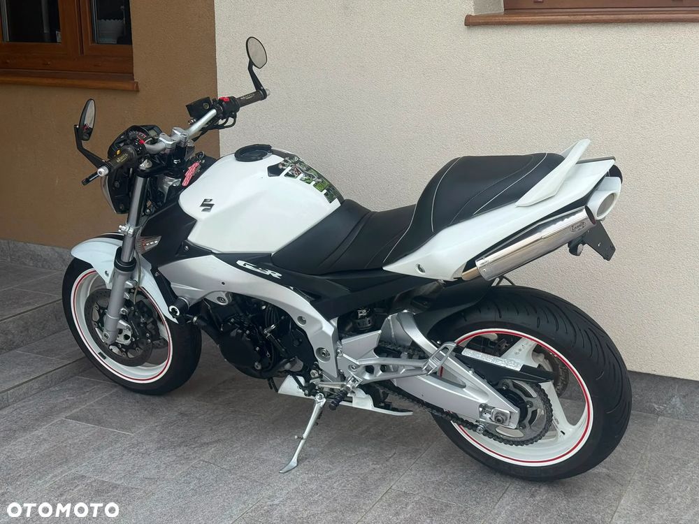 Suzuki GSR - 12