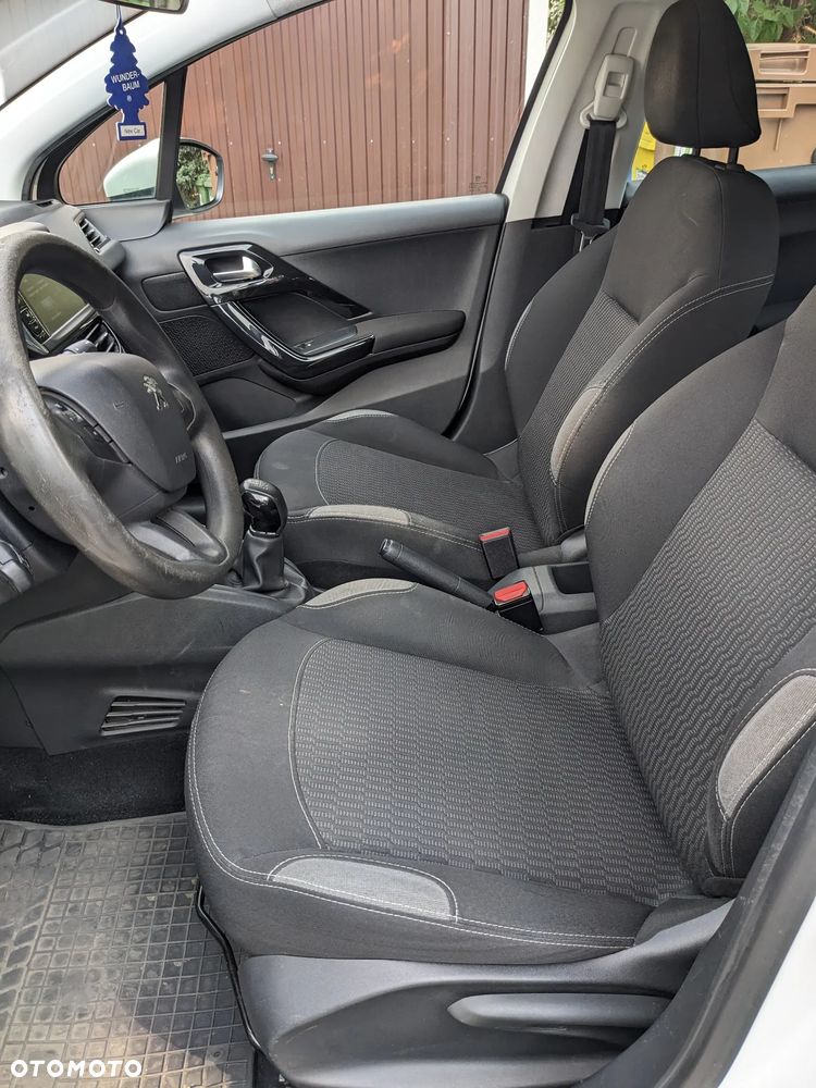 Peugeot 208 - 12