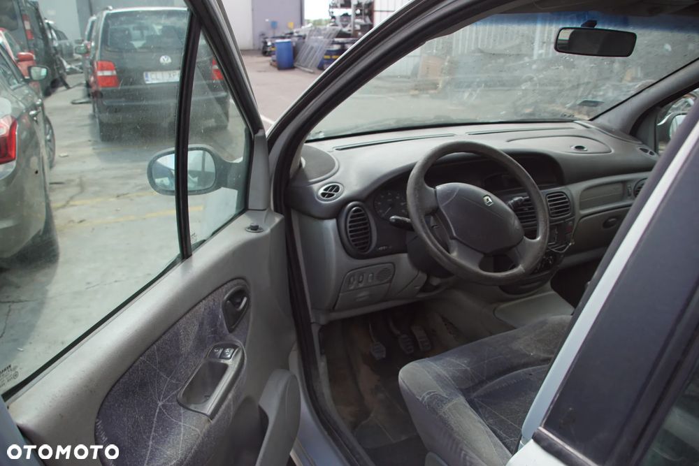 Auto na części - Renault Scenic I Lift 1.9 DTI 102 KM F9Q744 JB3983 MV632 2001R Silnik Skrzynia Drzwi Maska Błotnik Klapa Zderzak Lampa Lusterko Klamka Szyba Deska Kokpit Sterownik Moduł Czujnik Licznik Panel Kierownica - 10