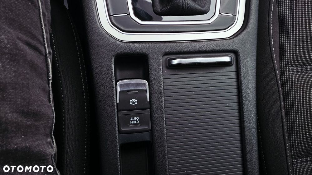 Volkswagen Passat 2.0 TDI SCR DSG Comfortline - 24