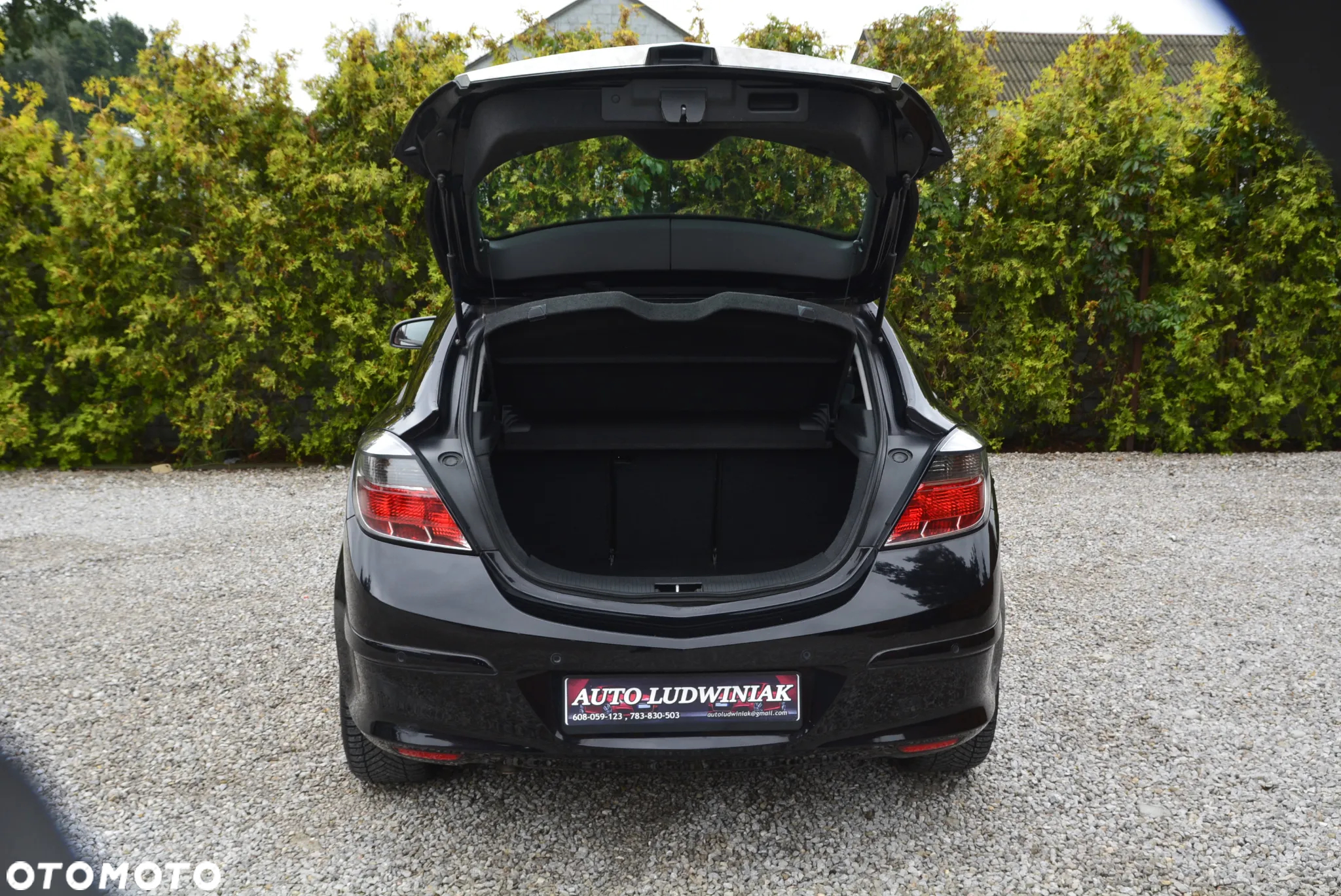 Opel Astra GTC 1.6 NAVI - 17