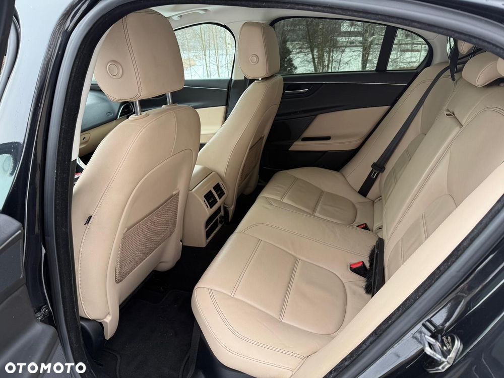 Jaguar XE 2.0 D Prestige - 8