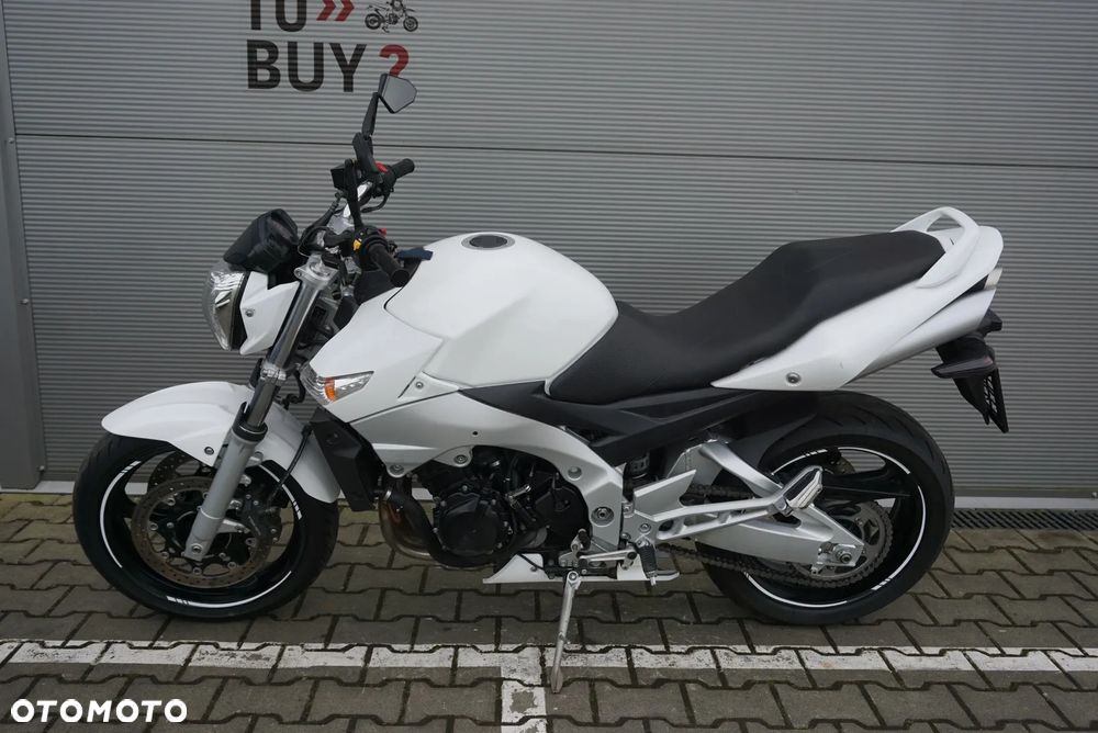 Suzuki GSR - 8