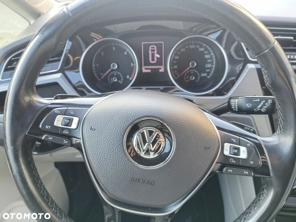 Volkswagen Touran - 4