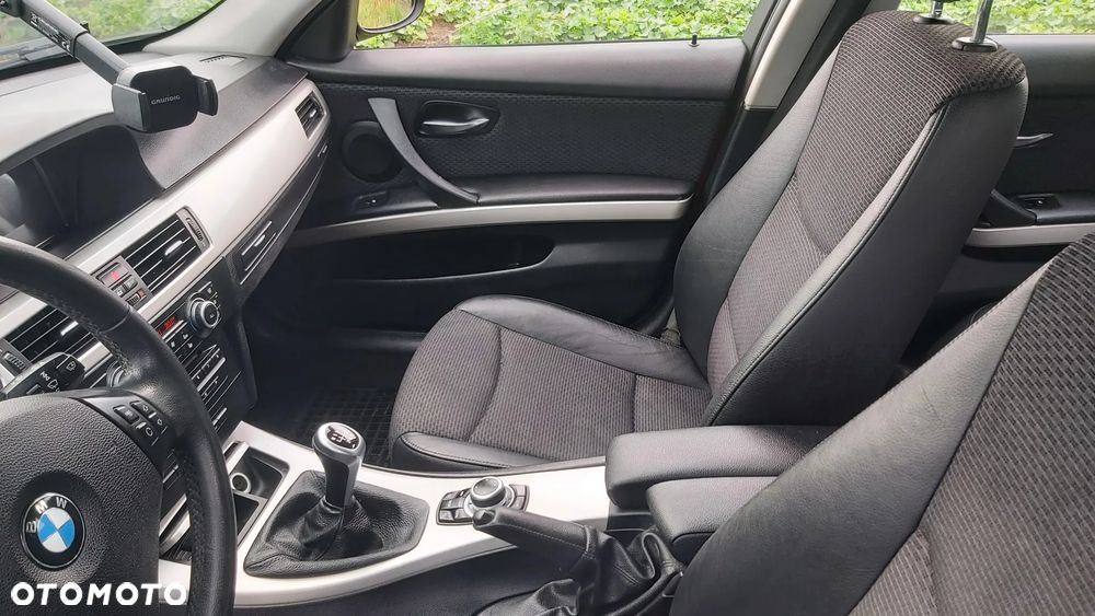 BMW Seria 3 320i Touring - 12