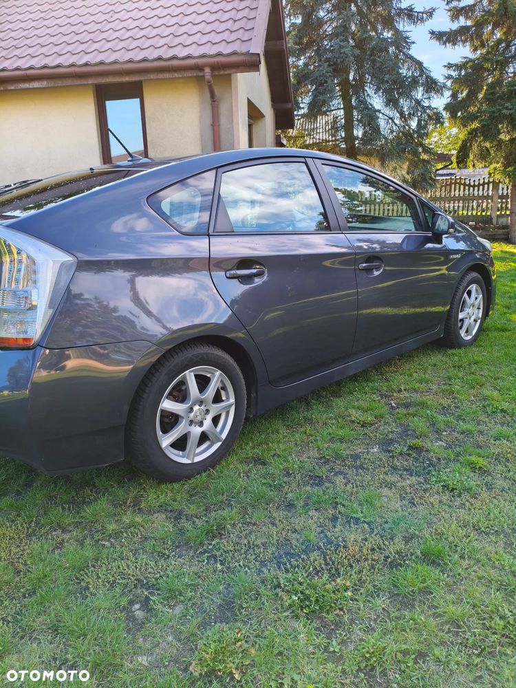 Toyota Prius (Hybrid) - 3