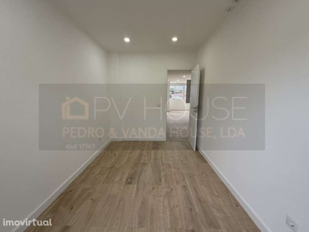 T4 Totalmente Remodelado | Amadora / Damaia | 105 m² na Av Padre Ba... - Grande imagem: 4/13