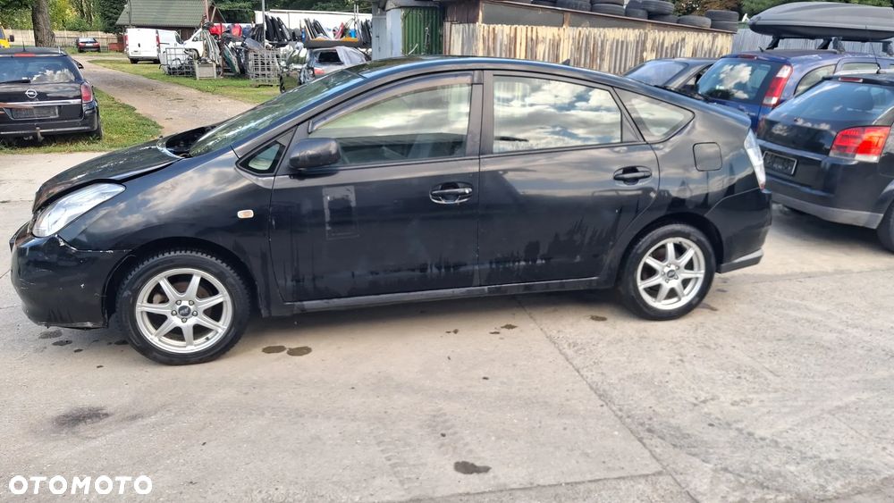 Na części Toyota Prius HYBRID silnik 1.5 112 KM 1NZ-FXE lakier 202 skrzynia automatyczna e-CVT falownik Bateria hybrydowa maska zderzak drzwi klapa szyba fotel kanapa lusterko lampa deska GWARANCJA !!! Przód Tył Zestaw Komplet Drzwi Klapa Zderzak Błotnik Maska Grill Atrapa Szyba Pas Lampa Lusterko Boczki Fotel Kanapa Kokpit Deska Rozdzielcza Przełącznik Włącznik Sterownik Przewody Wiązka Instalacja Moduł Komputer Czujnik Listwa Pompa Alternator Wtryski Głowica Rozrusznik Kompresor Sprzęgło Dwumas Silnik  Skrzynia ABS Klimatyzacji Paliwa Wspomagania Kolektor Przepustnica Zawór Chłodnica Koło Hak Belka Sanki Zawieszenie Mcpherson Półoś Amortyzator Wydech Tłumik Zacisk Most - 6