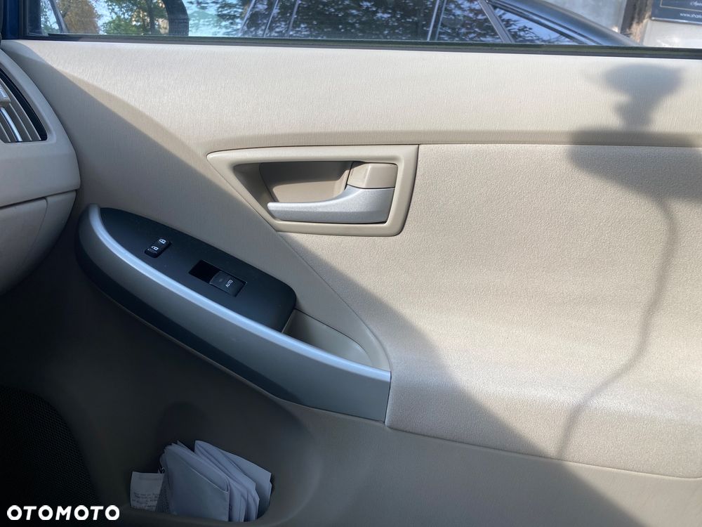 Toyota Prius (Hybrid) - 11