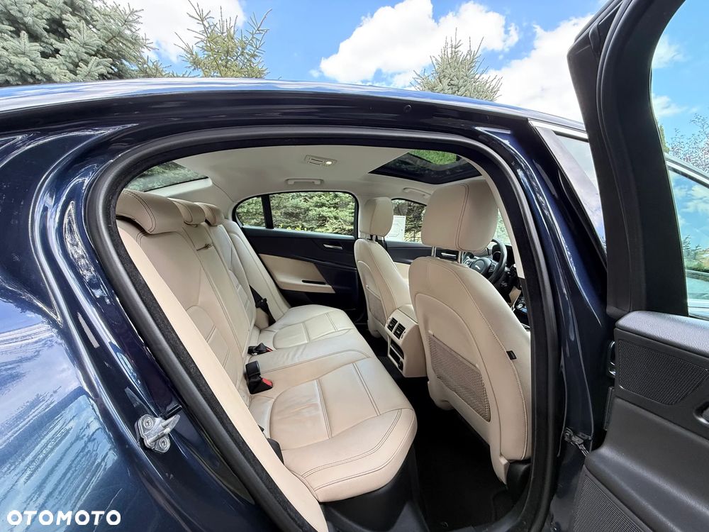 Jaguar XE 20d Prestige - 33