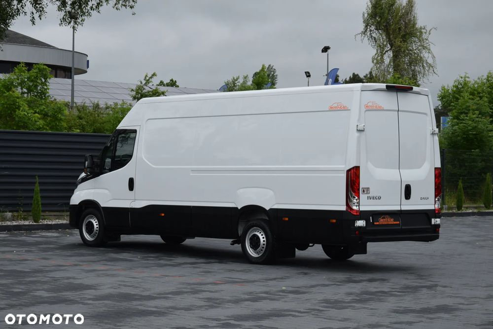 Iveco DAILY MAXI 35S16 / 2.3 - 160 KM / AUTOMAT HI-MATIC / NOWY MODEL / 3 OSOBY / DOSTAWCZE / BLASZAK / KLIMA / CZUJNIKI COFANIA / NISKI PRZEBIEG / 2022 / SERWISOWANY / Z NIEMIEC - 7