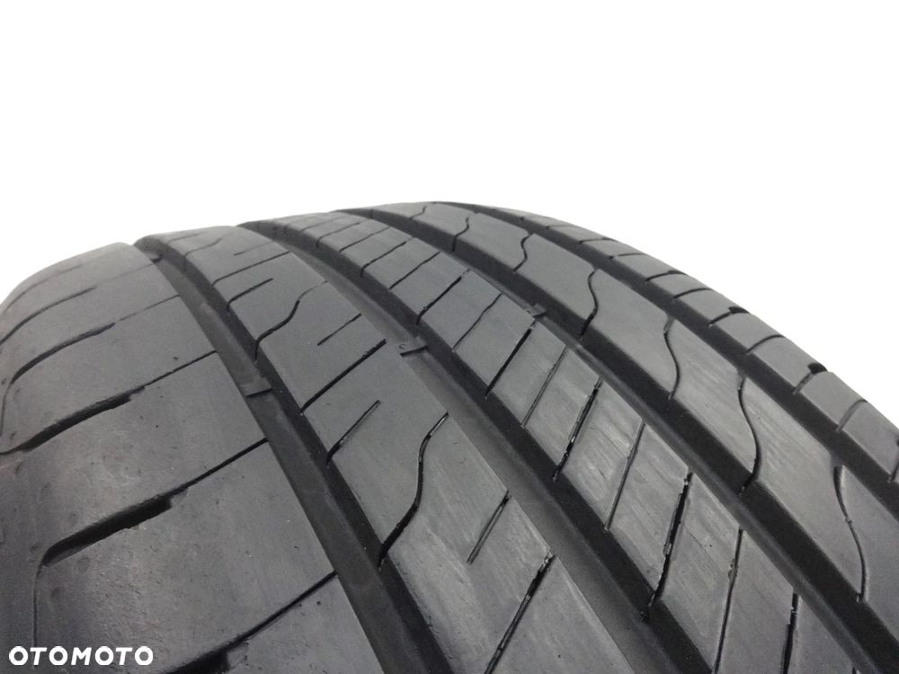 225/45/17 Goodyear EfficientGrip Performance 2 - 4