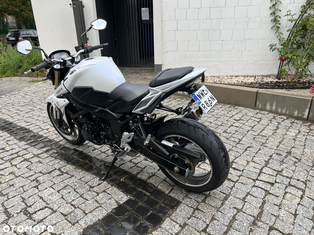 Suzuki GSR - 3