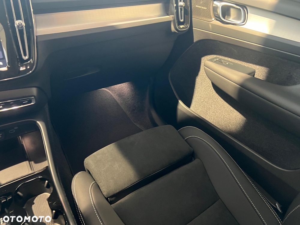 Volvo XC 40 B4 B DKG Ultra Black Edition - 16