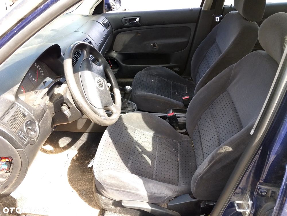 Volkswagen Golf IV (97-06r.) 1.6B 104KM. Silnik ATN,  AUS,  AZD,  BCB Skrzynia ERT,  DLP,  DNZ,  DRZ,  CZB,  DUS,  DUU,  DUV  lakier LB5N.Cały na części. GWARANCJA !!! Przód Tył Zestaw Komplet Drzwi Klapa Zderzak Błotnik Maska Grill Atrapa Szyba Pas Lampa Lusterko Boczki Fotel Kanapa Kokpit Deska Rozdzielcza Przełącznik Włącznik Sterownik Przewody Wiązka Instalacja Moduł Komputer Czujnik Listwa Pompa Alternator Wtryski Głowica Rozrusznik Kompresor Sprzęgło Dwumas Silnik Skrzynia ABS Klimatyzacji Paliwa Wspomagania Kolektor Turbina Przepustnica Zawór Chłodnica Koło Hak Belka Sanki Zawieszenie Mcpherson Półoś Amortyzator Wydech Tłumik Zacisk Most - 7