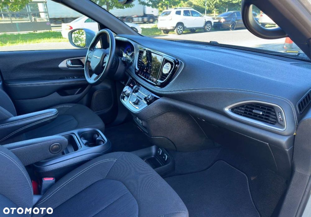 Chrysler Pacifica - 17