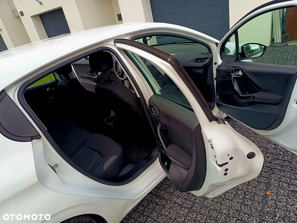 Peugeot 208 2012 photo 5