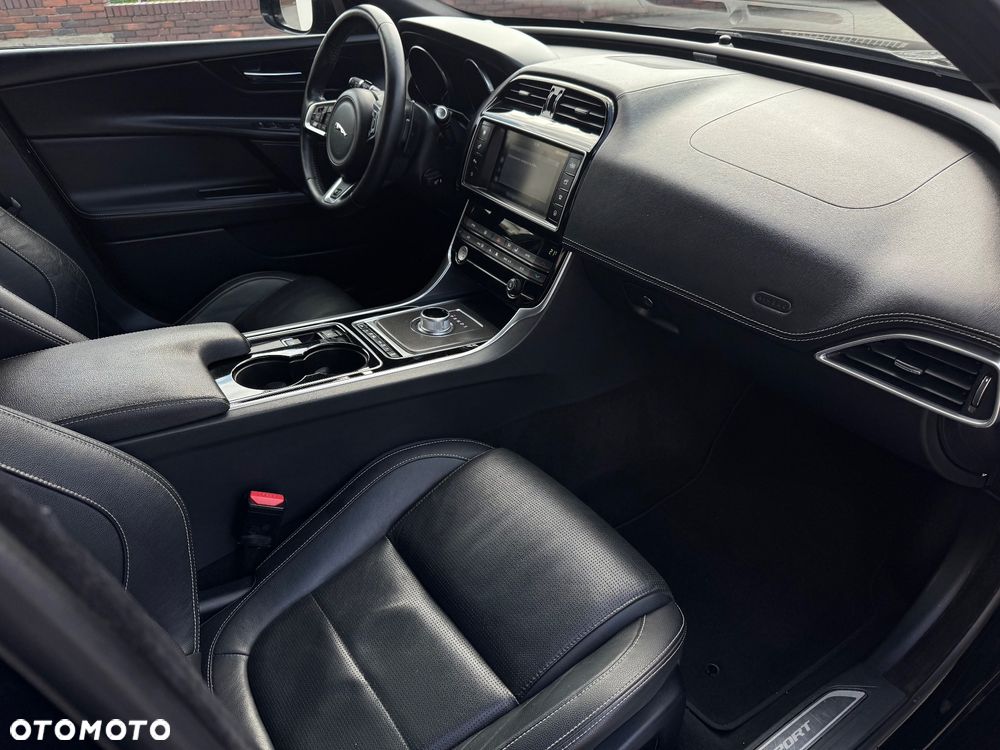 Jaguar XE D200 R-Dynamic SE - 16