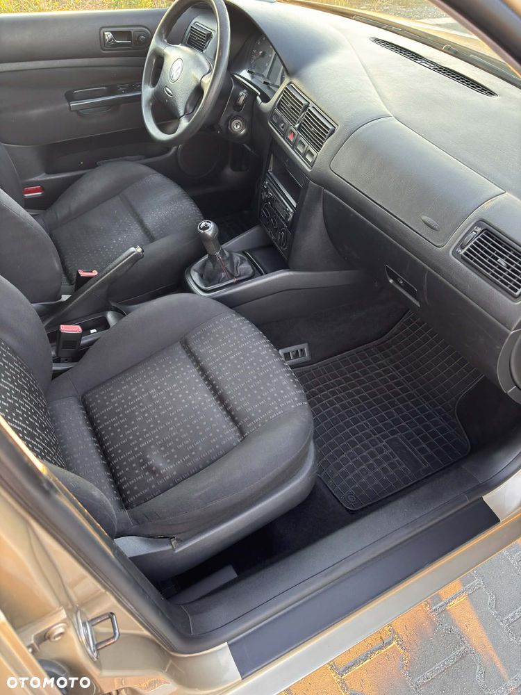 Volkswagen Golf 1.6 Q - 8