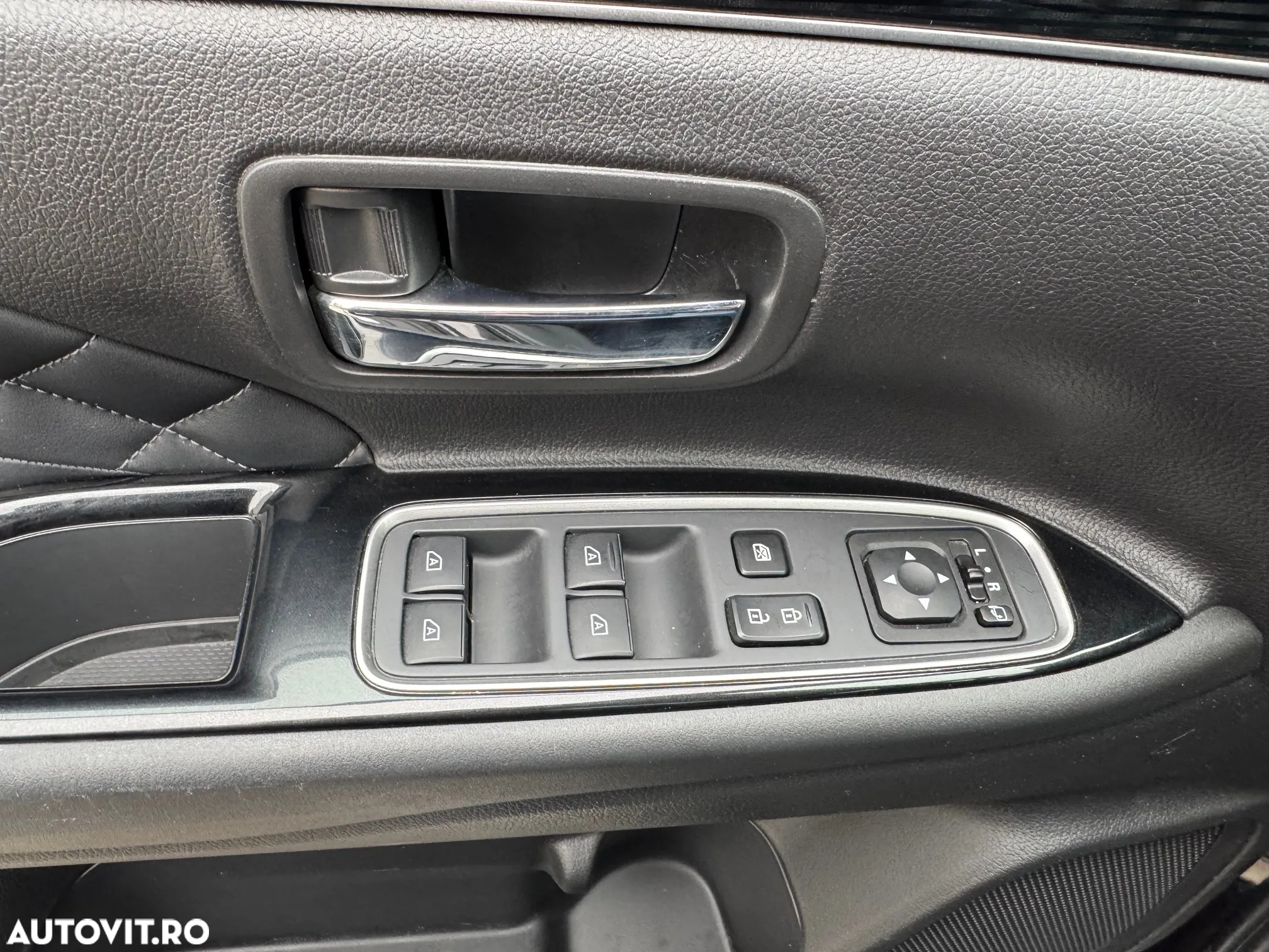 Mitsubishi Outlander 2.4 4WD Plug-In Hybrid Top - 25