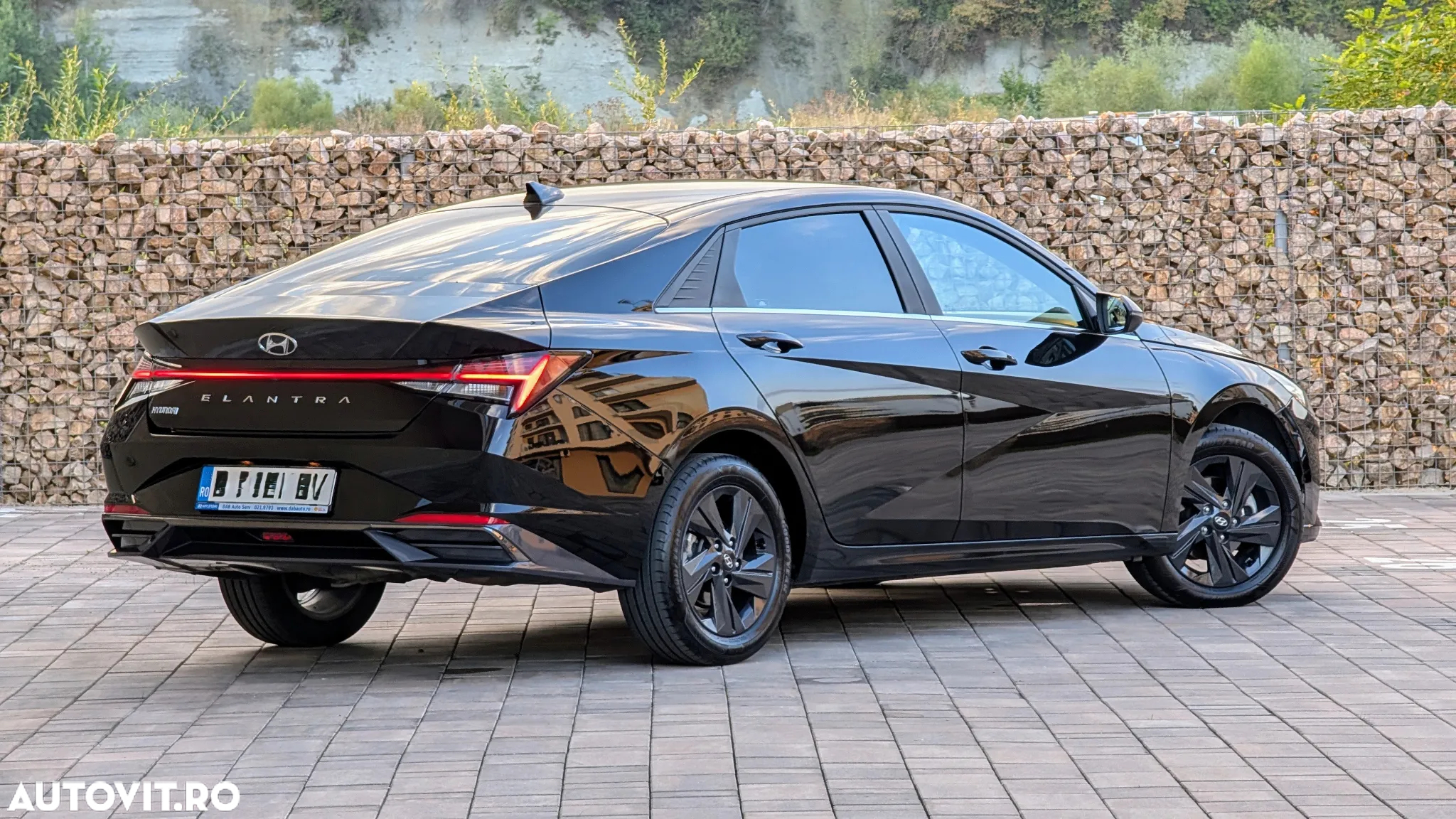 Hyundai Elantra - 4