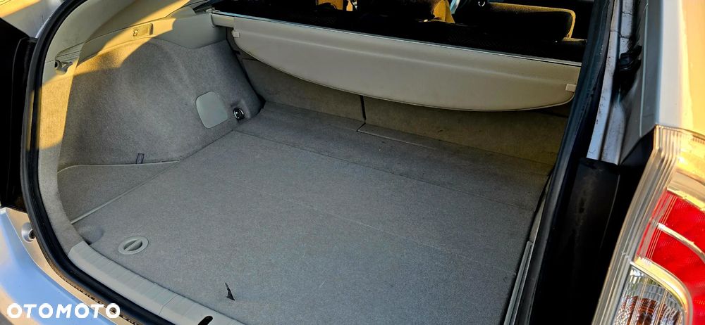 Toyota Prius (Hybrid) - 12