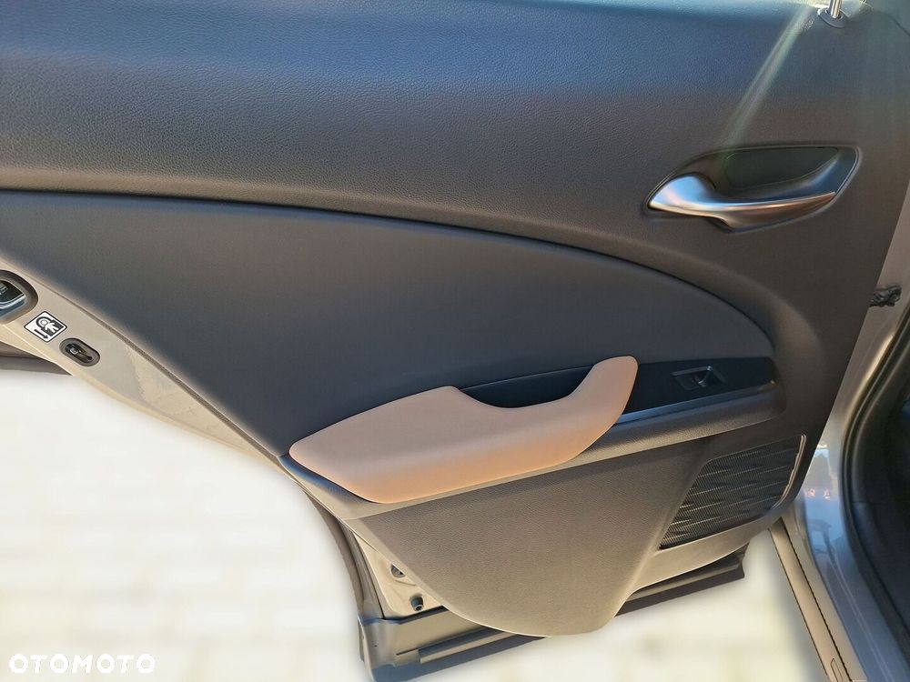 Lexus UX 2025
