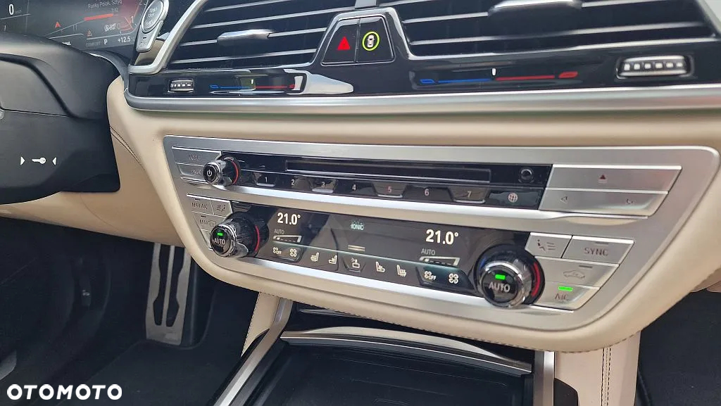 BMW Seria 7 750i xDrive sport - 27
