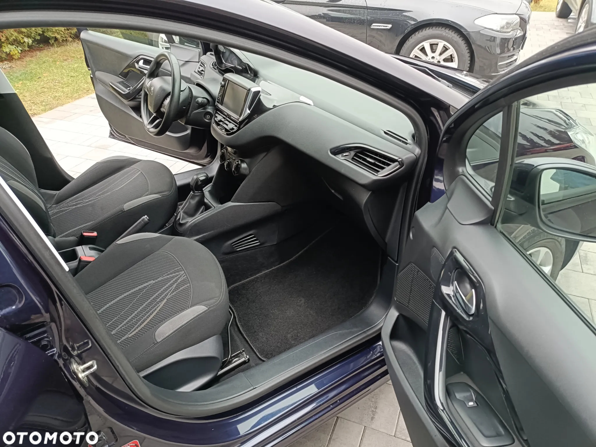 Peugeot 208 - 8