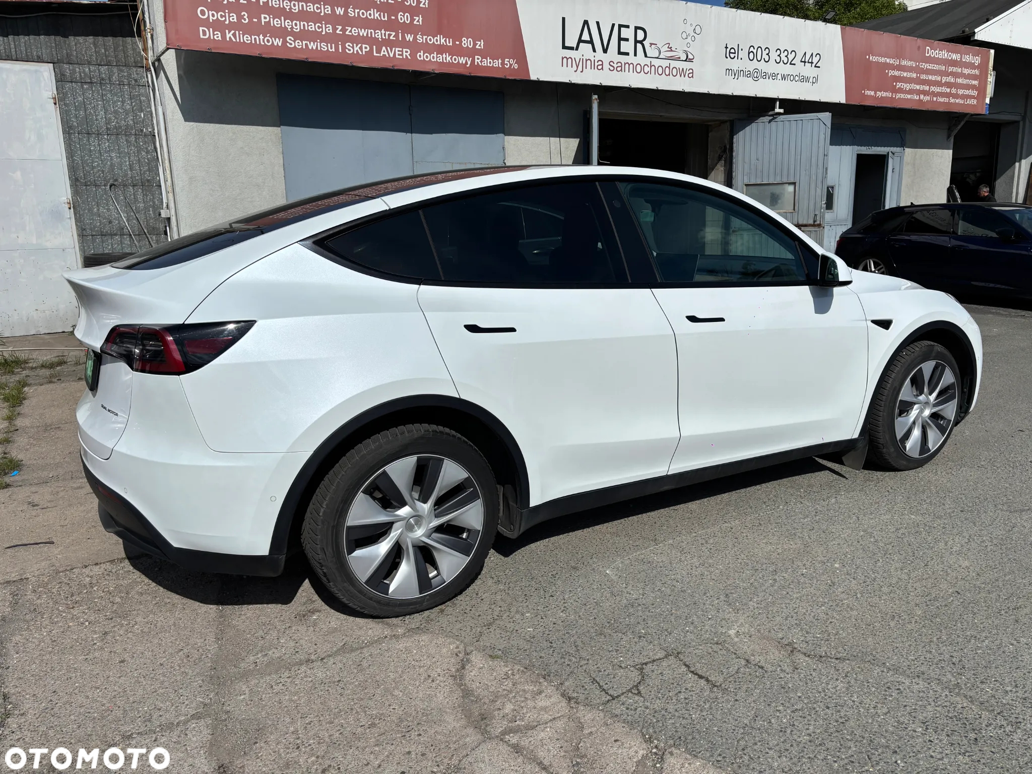 Tesla Y Long Range AWD - 17