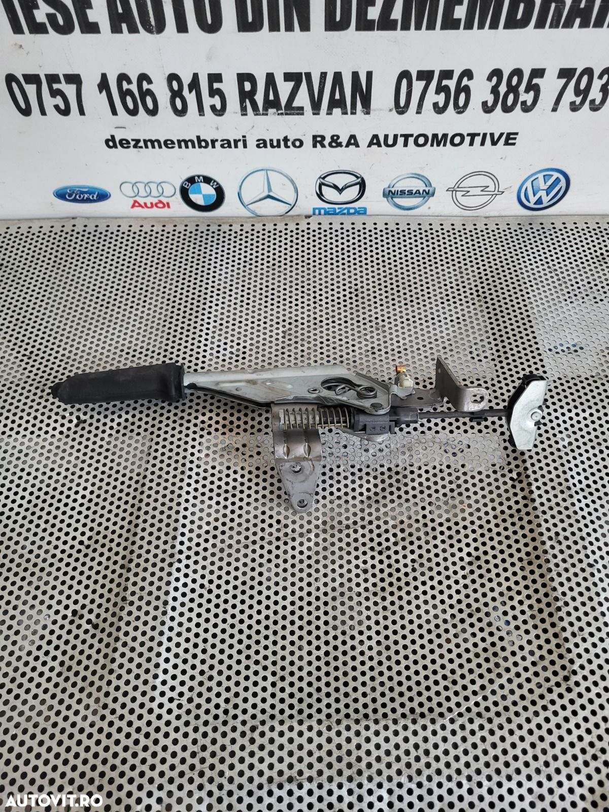 Maneta Frana De Mana Bmw X1 E84 An 2009-2010-2011-2012-2013-2014-2015 Volan Stanga Dezmembrez Bmw X1 E84 2.0 Diesel Cod Motor N47 S Drive Volan Stanga Manual 6+1 Start Stop - 1