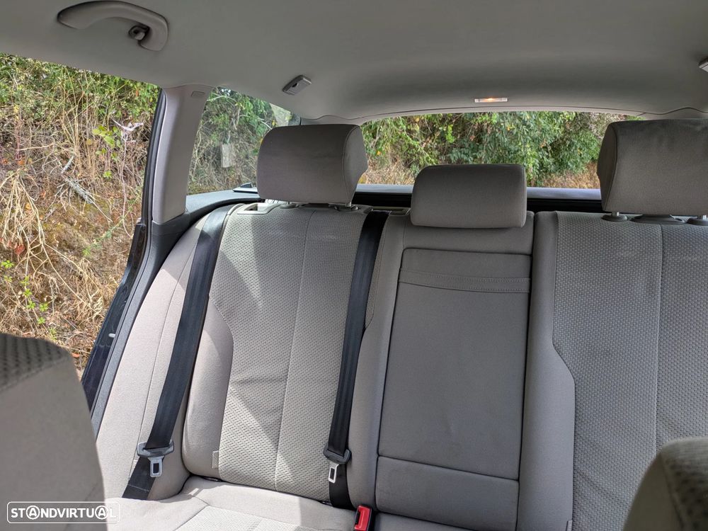 VW Passat Variant 1.6 TDI Confortline BlueMotion - 21