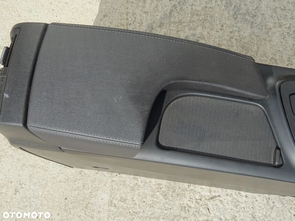 ZAKOŃCZENIE KONSOLI ŚRODKOWEJ GNIAZDO 12V PANEL CZARNY NAWIEWY TYŁ OPEL INSIGNIA A - 9