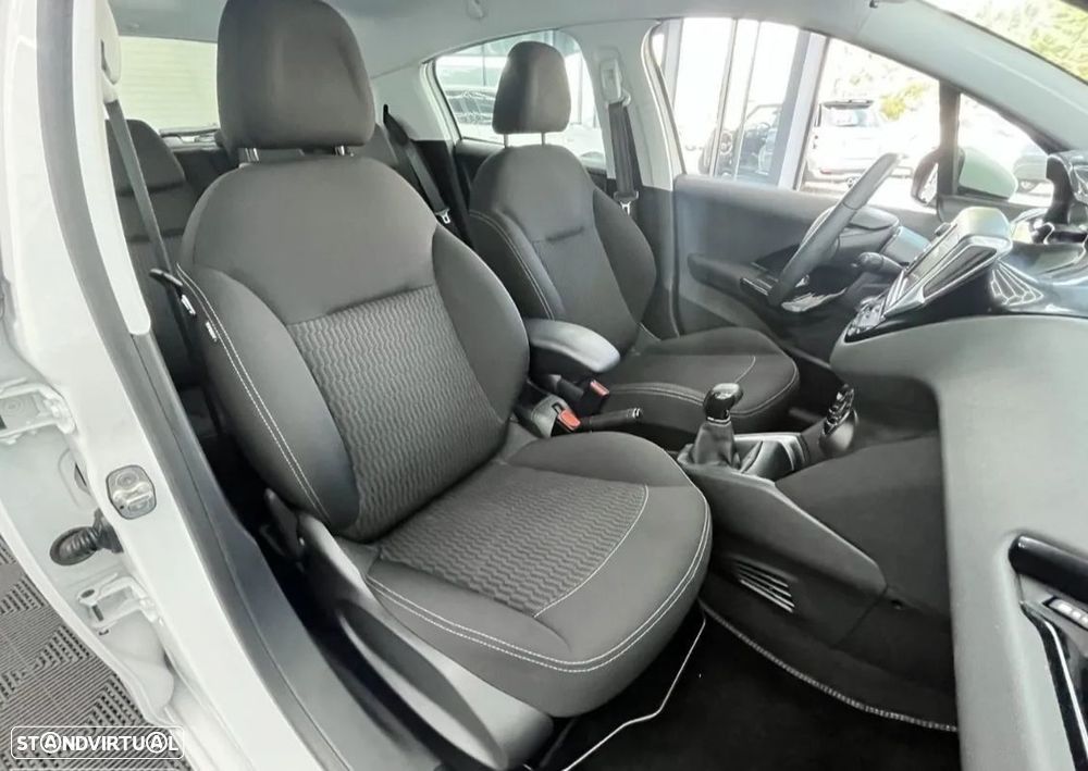 Peugeot 208 1.2 PureTech Active - 12