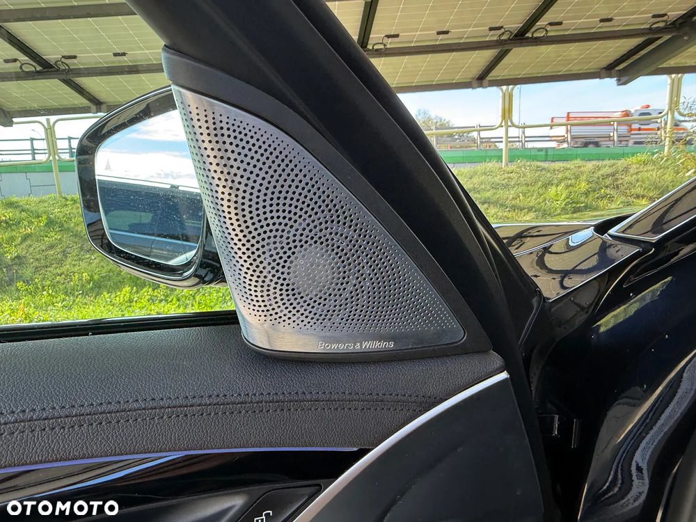 BMW Seria 5 M550i xDrive sport - 9